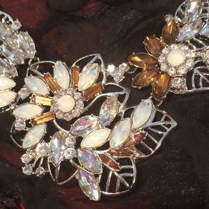 Gorgeous gold and white necklace!